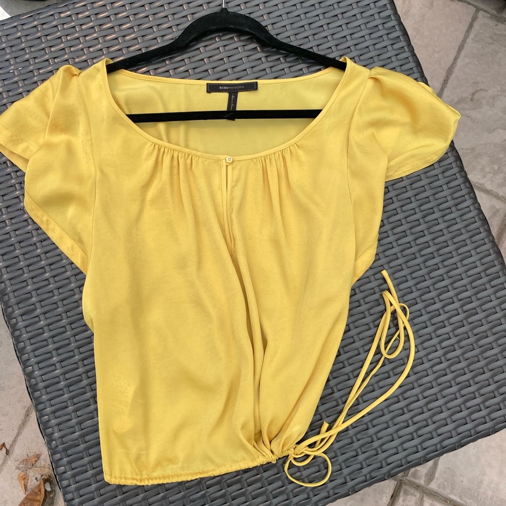 BCBG Short Sleeve Yellow Blouse ✨
